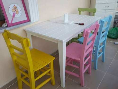 Ahşap masa sandalye renkli